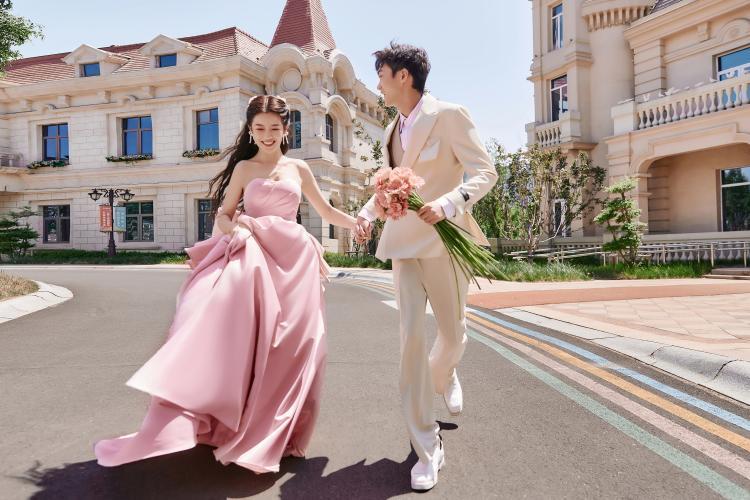欧式城堡外景彩纱婚纱照 淄博婚纱摄影