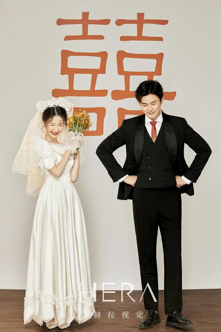 厦门婚纱照:中式婚纱照 白色背景红色囍字经典婚纱照