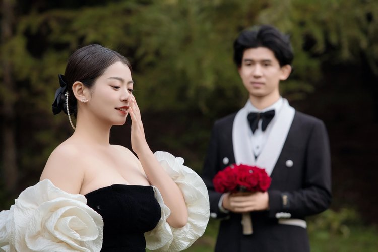 外景复古赫本风婚纱照 优雅与复古