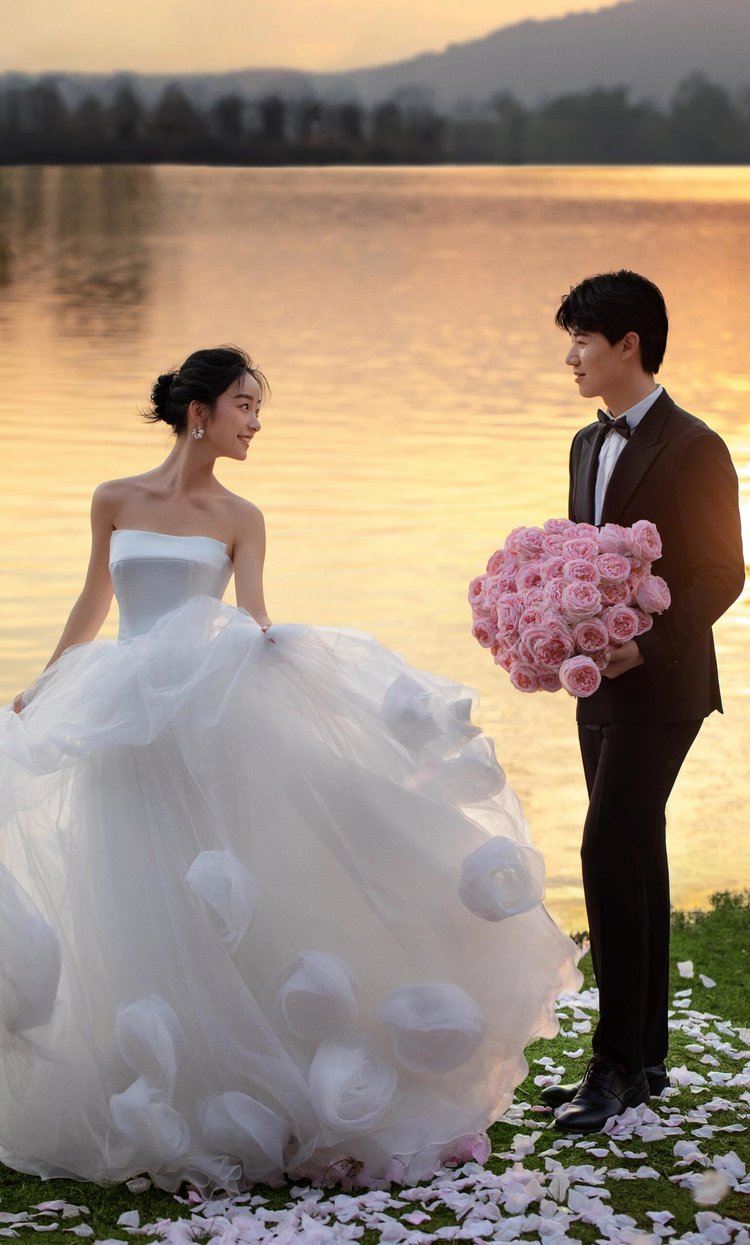 浪漫生活的记录者,湖边夕阳婚纱照