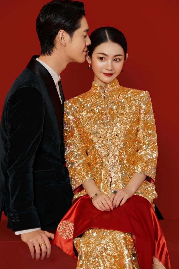 新中式风格婚纱照,金色龙凤褂唯美大气婚纱照