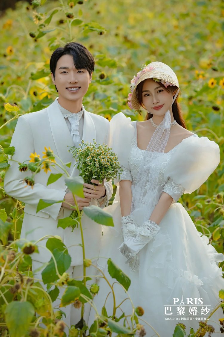 法式复古小清新婚纱照 镜头聚焦真实的甜蜜互动