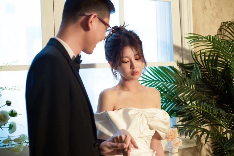 室内极简婚纱照 氛围感满满
