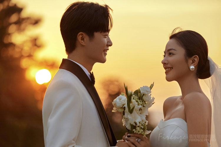 落日草坪婚纱照