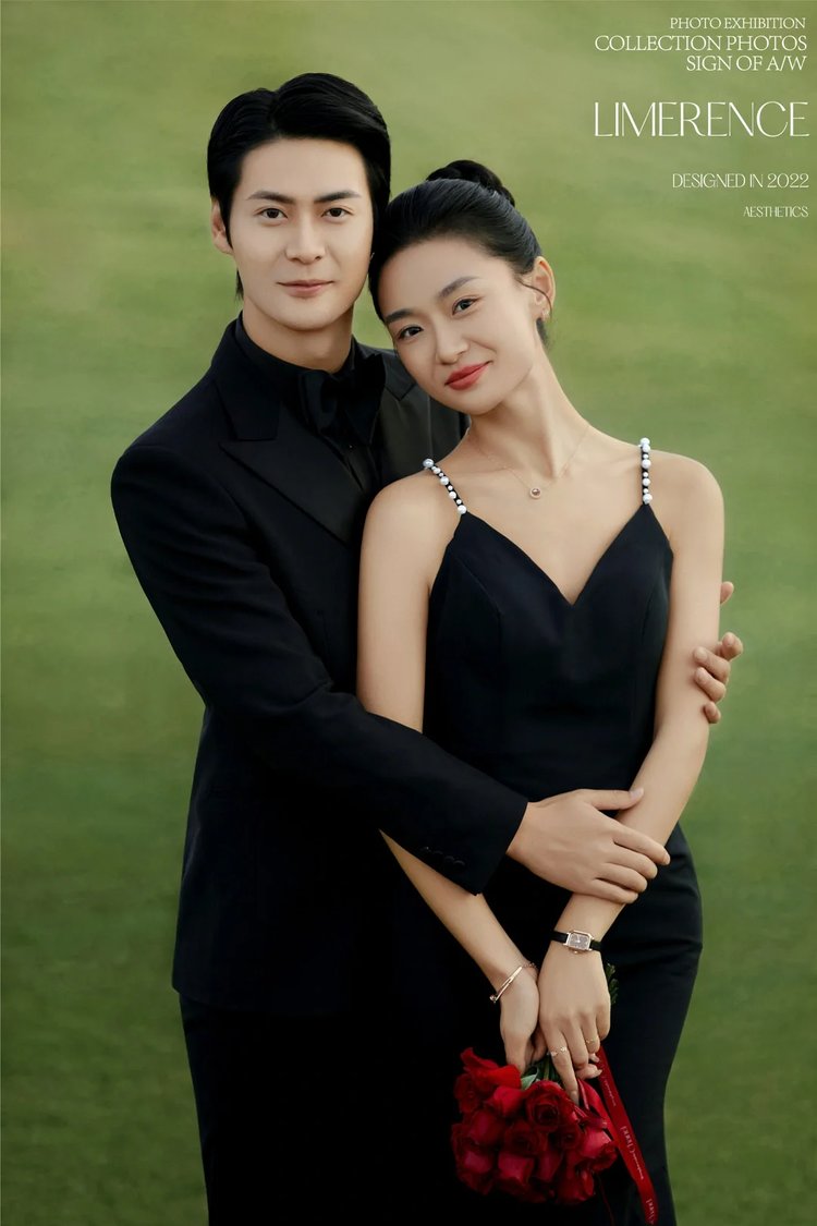 坠入了森系草坪婚纱照的浪漫