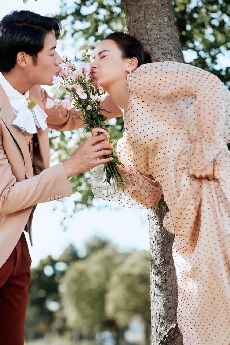 俏皮草坪婚纱照 自然限定的温柔滤镜
