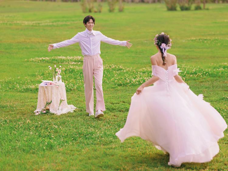 花语主题婚纱照:粉色婚纱粉色西服粉色花环婚纱照