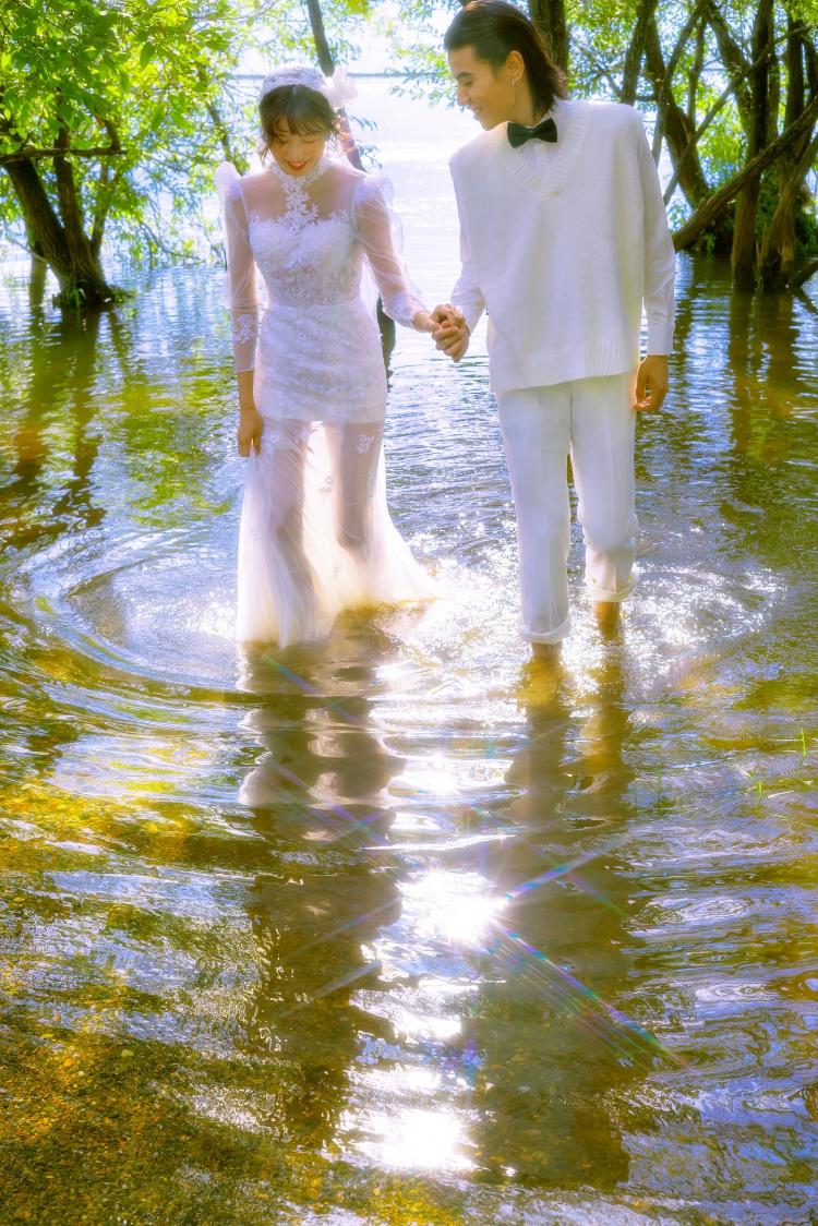 创意旅拍婚纱照 湖光山色的自然之美