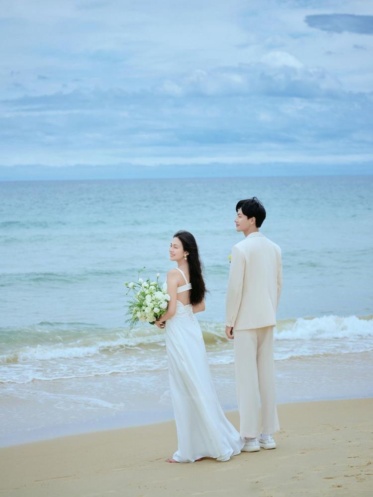 海景沙滩婚纱照 充满了大海的自然清新感
